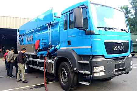 肯富来星空网页版·官方站在线登入-星空(中国)在市政行业吸污车使用现场